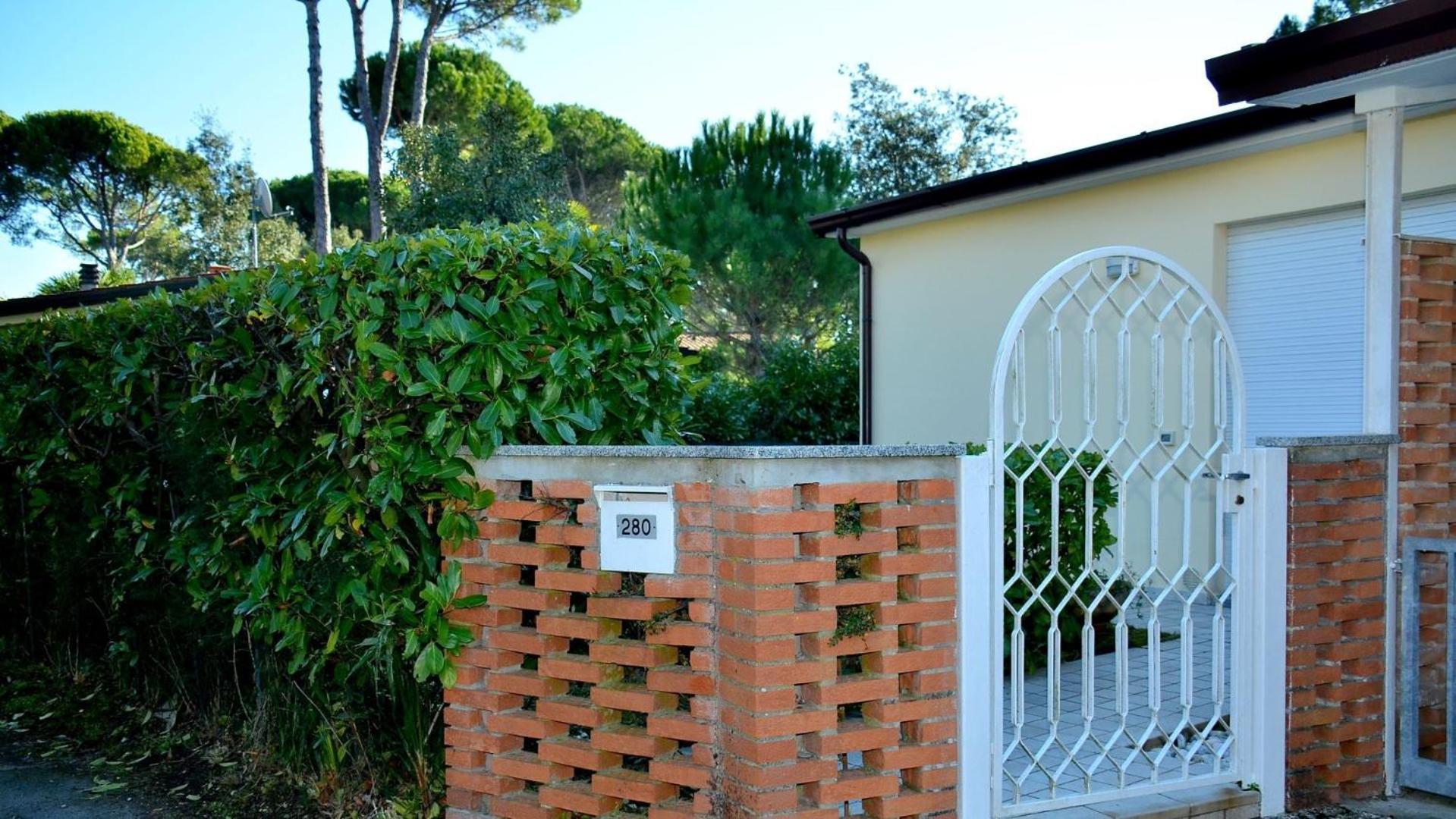 Homely Flat For 5, In A Green Area In Bibione Exterior foto